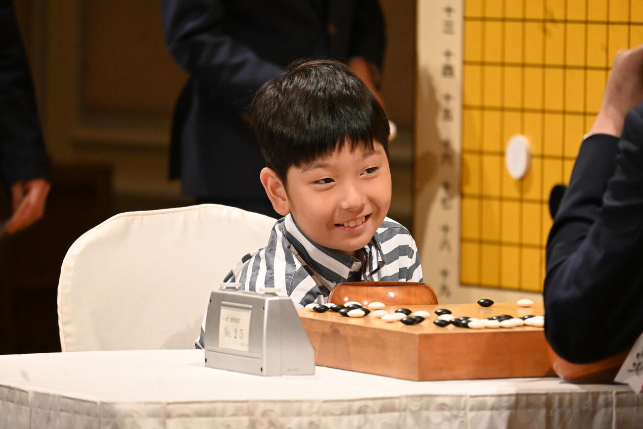 大阪市内のホテルで公開対局に臨んだ藤田怜央初段（撮影・松浦隆司）