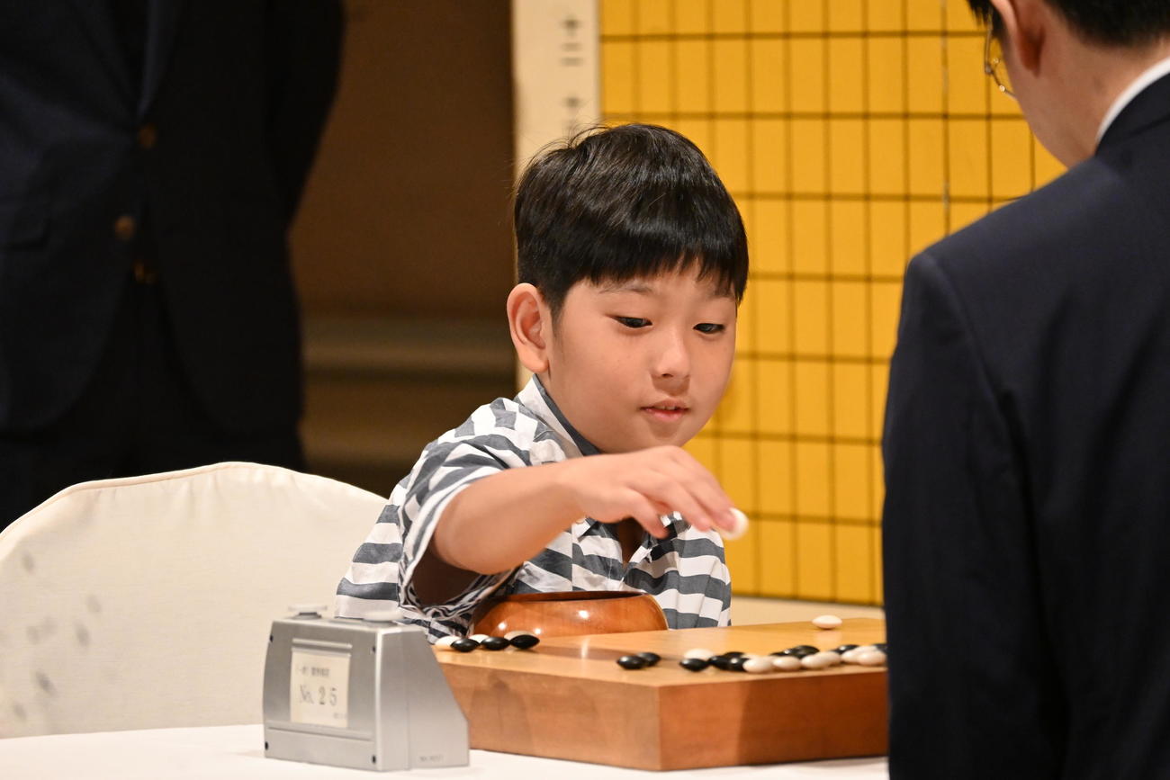 大阪市内のホテルで公開対局に臨んだ藤田怜央初段（撮影・松浦隆司）