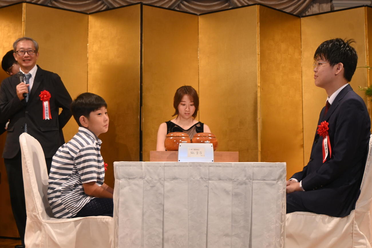 大阪市内のホテルで公開対局に臨んだ藤田怜央初段（左）、佐田篤史七段（撮影・松浦隆司）