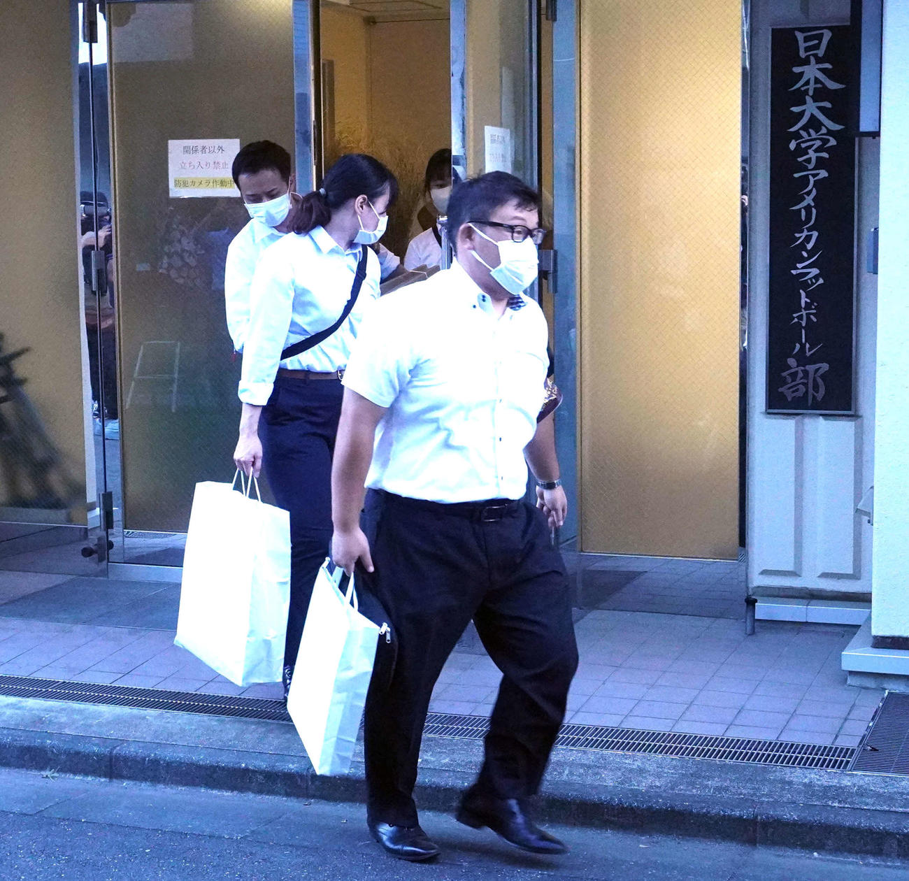 2023年8月3日、日大アメフト部の寮の家宅捜索を終えて引き揚げる警視庁の捜査員