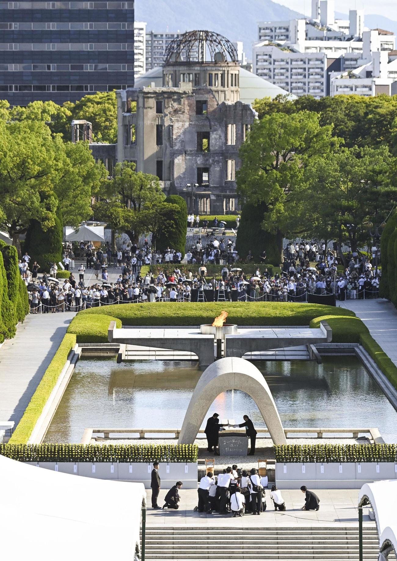 広島市の平和記念公園で始まった平和記念式典。奥は原爆ドーム（共同）