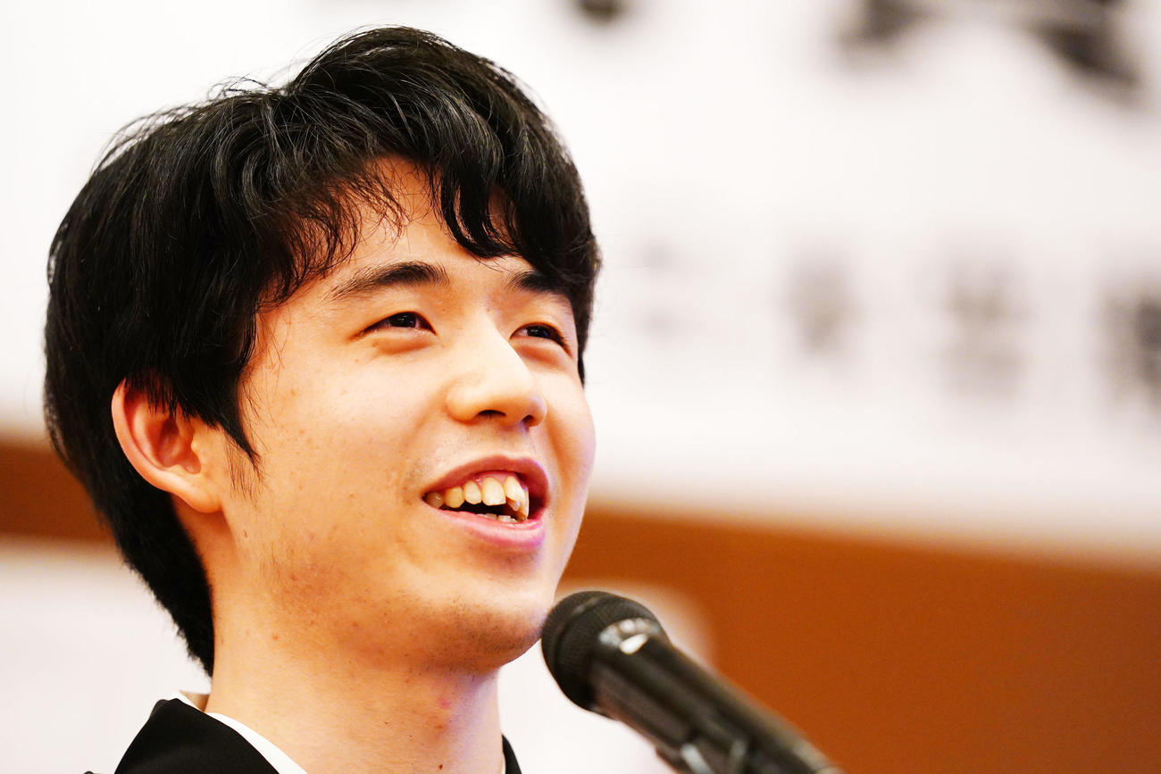 就位式で喜びを語る藤井聡太名人（撮影・横山健太）