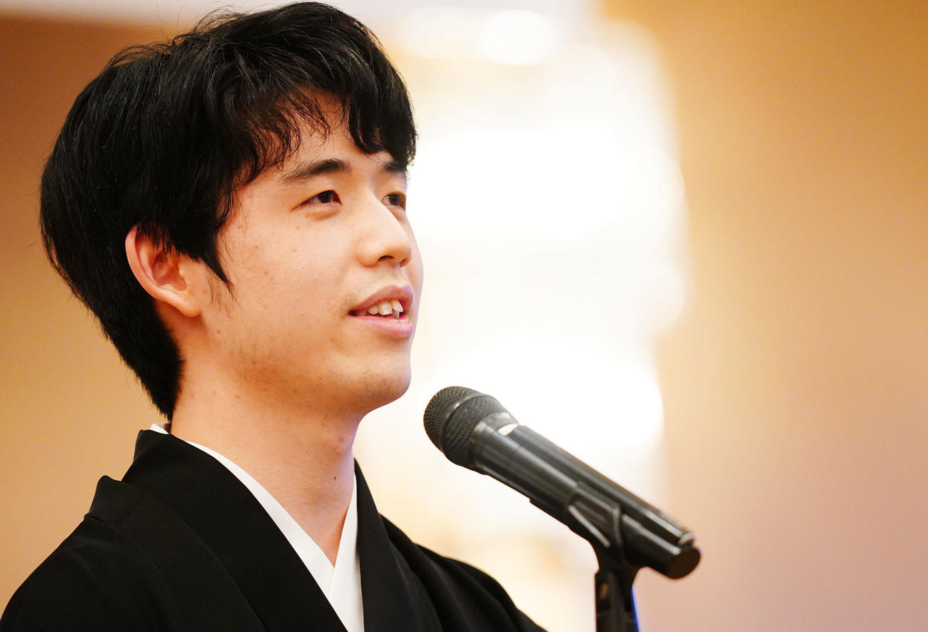就位式で喜びを語る藤井聡太名人（撮影・横山健太）
