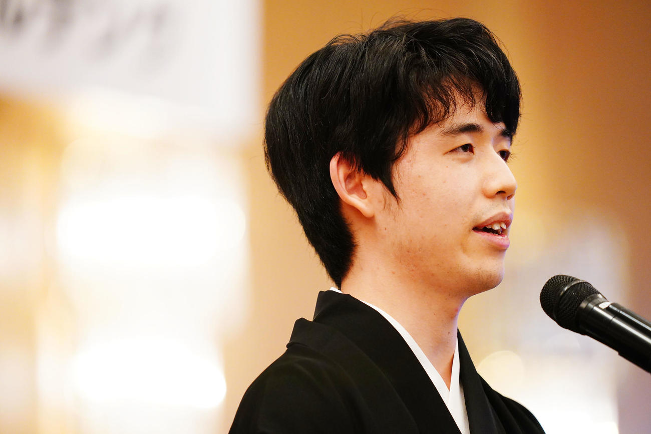就位式で喜びを語る藤井聡太名人（撮影・横山健太）