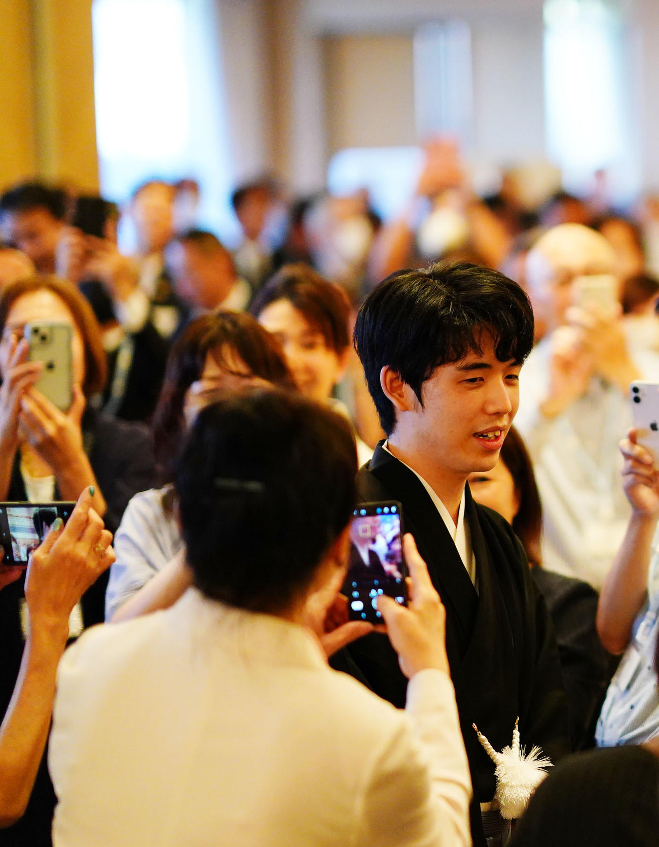 就位式で観客に祝福される藤井聡太名人（右）（撮影・横山健太）