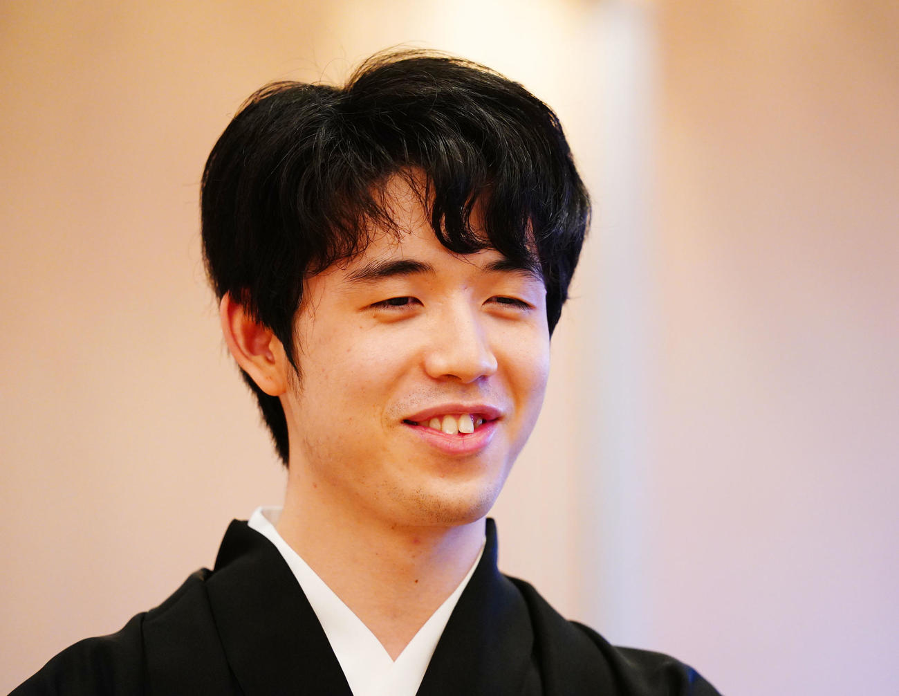 旭堂鱗林氏の漫談に笑顔を見せる藤井聡太名人（撮影・横山健太）