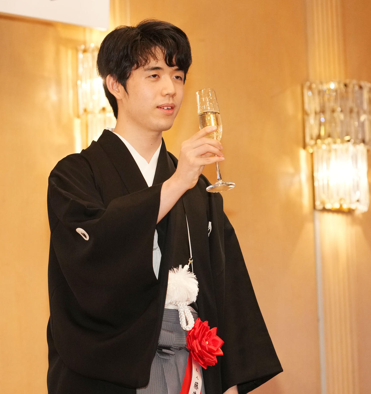 就位式でお酒を手に取る藤井聡太名人（撮影・横山健太）