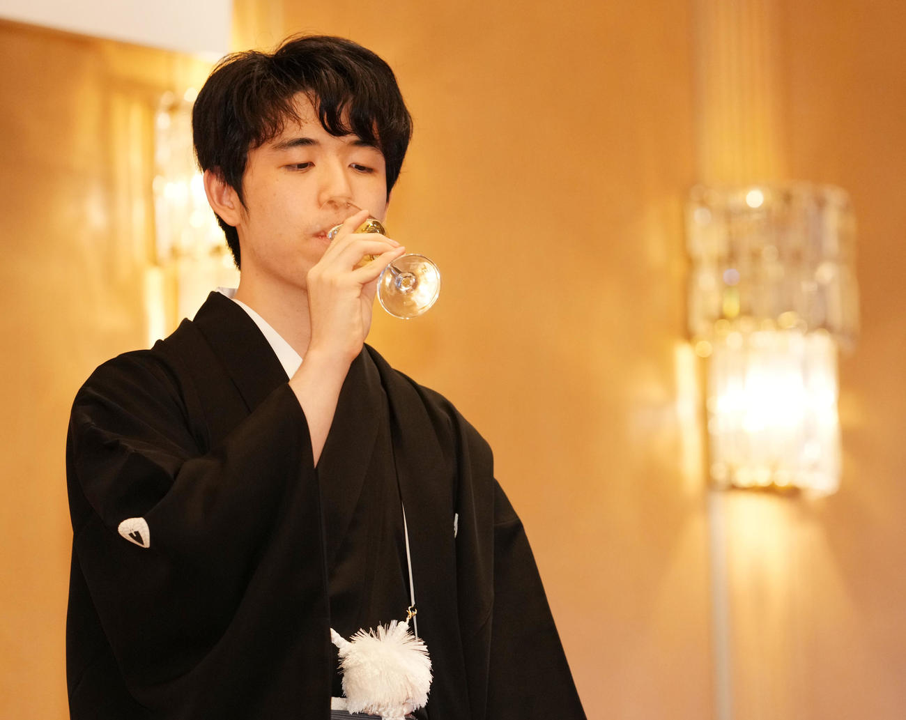 就位式でお酒を口にする藤井聡太名人（撮影・横山健太）