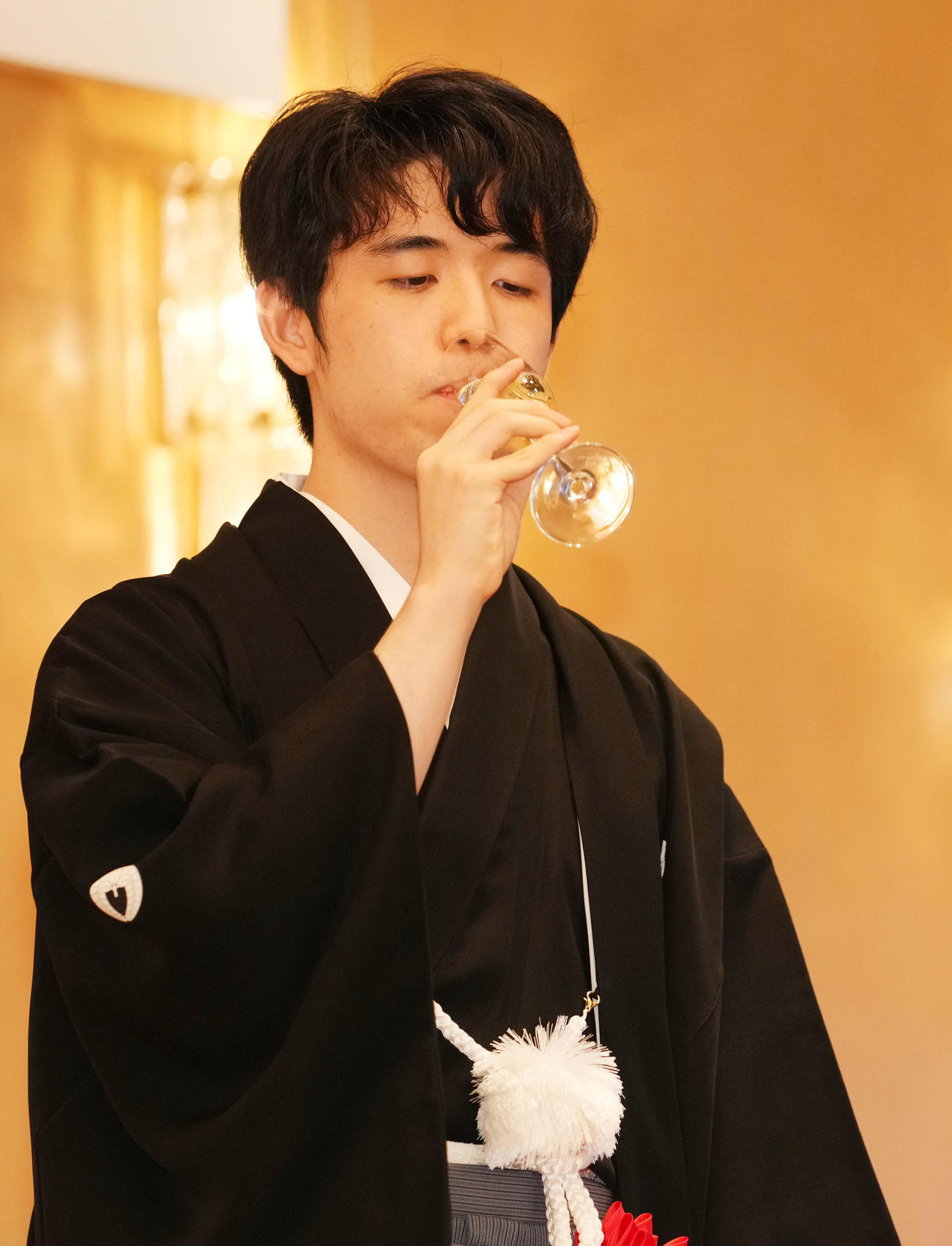 就位式でお酒を口にする藤井聡太名人（撮影・横山健太）