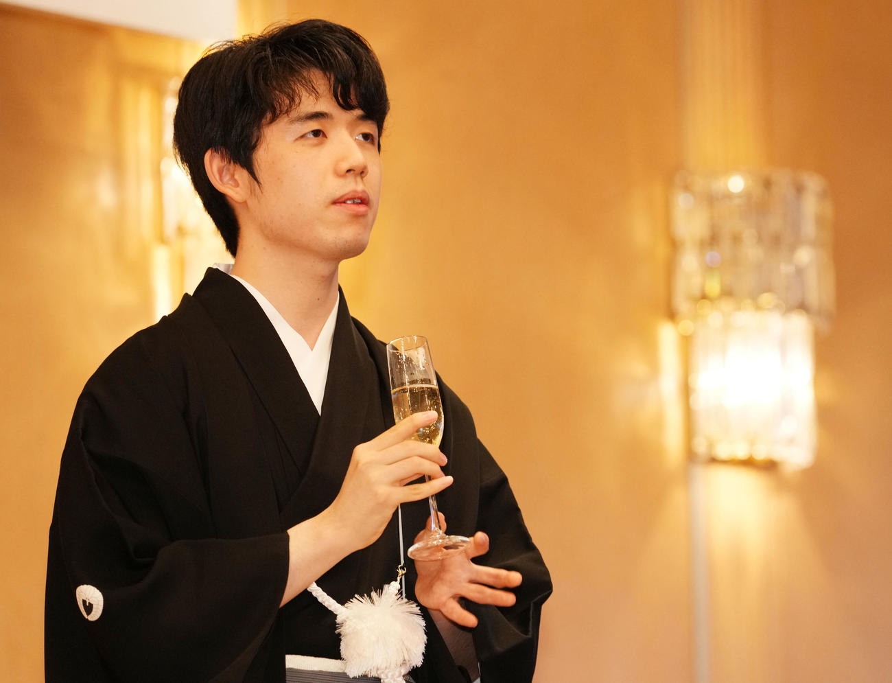 就位式でお酒を手にする藤井聡太名人（撮影・横山健太）