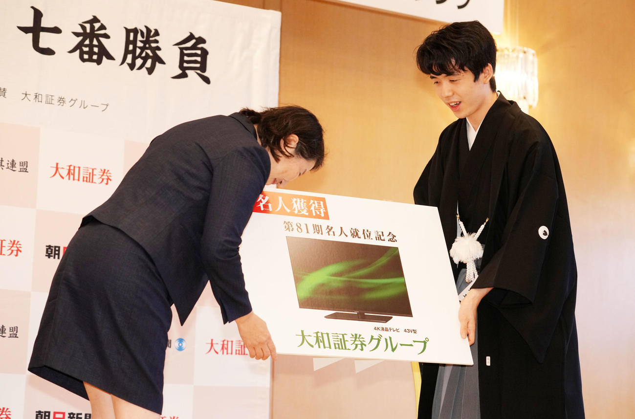 43型テレビを贈呈され笑顔を見せる藤井聡太名人（右）（撮影・横山健太）