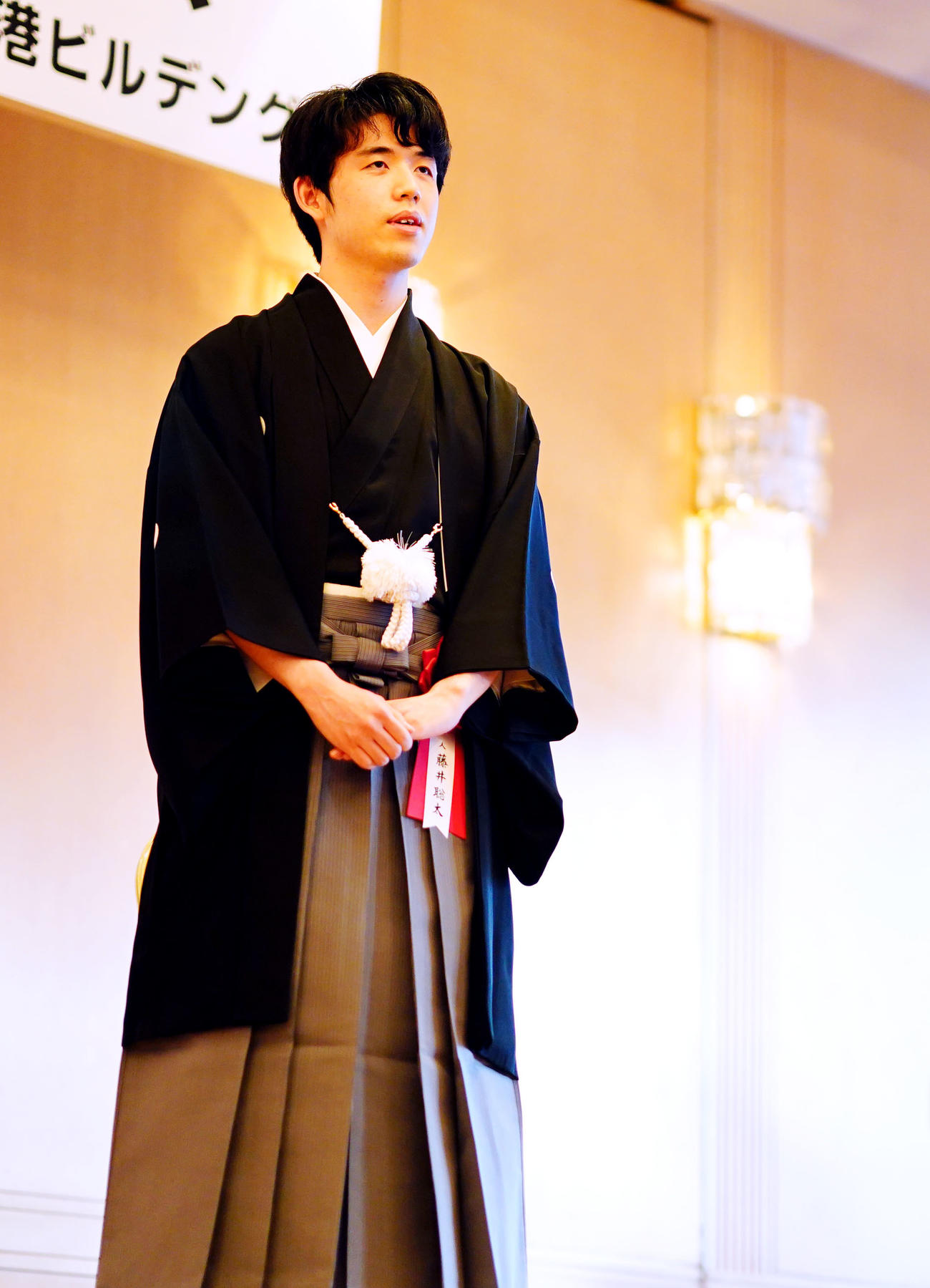 就位式に登場した藤井聡太名人（撮影・横山健太）