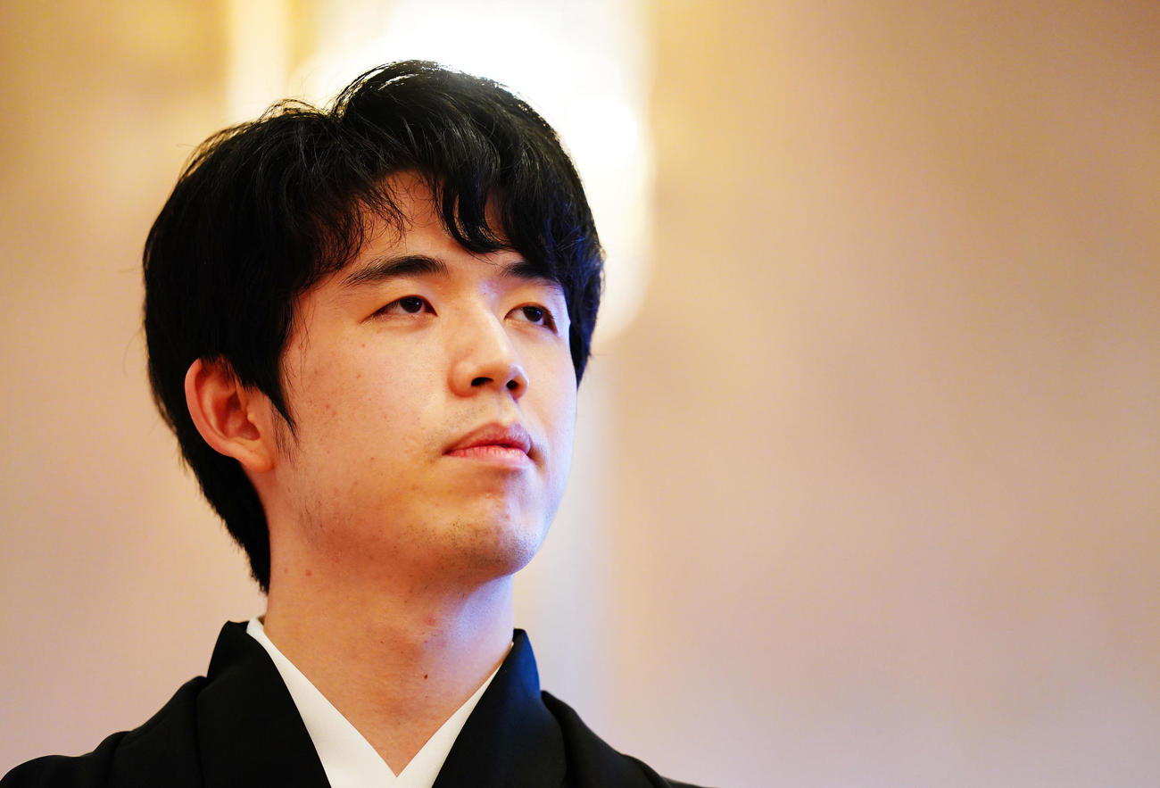 就位式で遠くを見つめる藤井聡太名人（撮影・横山健太）