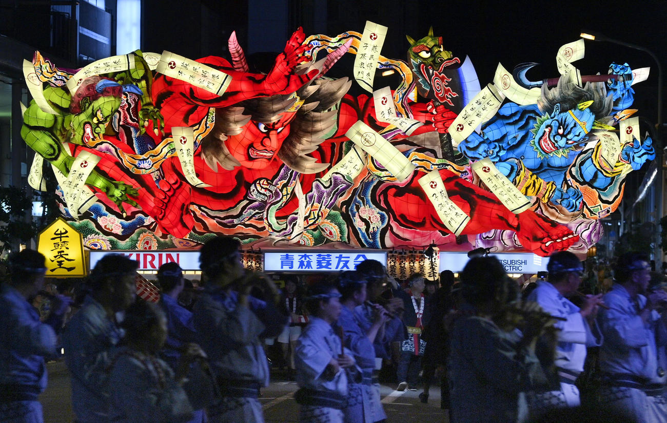 23年8月2日、4年ぶりにいつもどおり開かれた「青森ねぶた祭」（共同）
