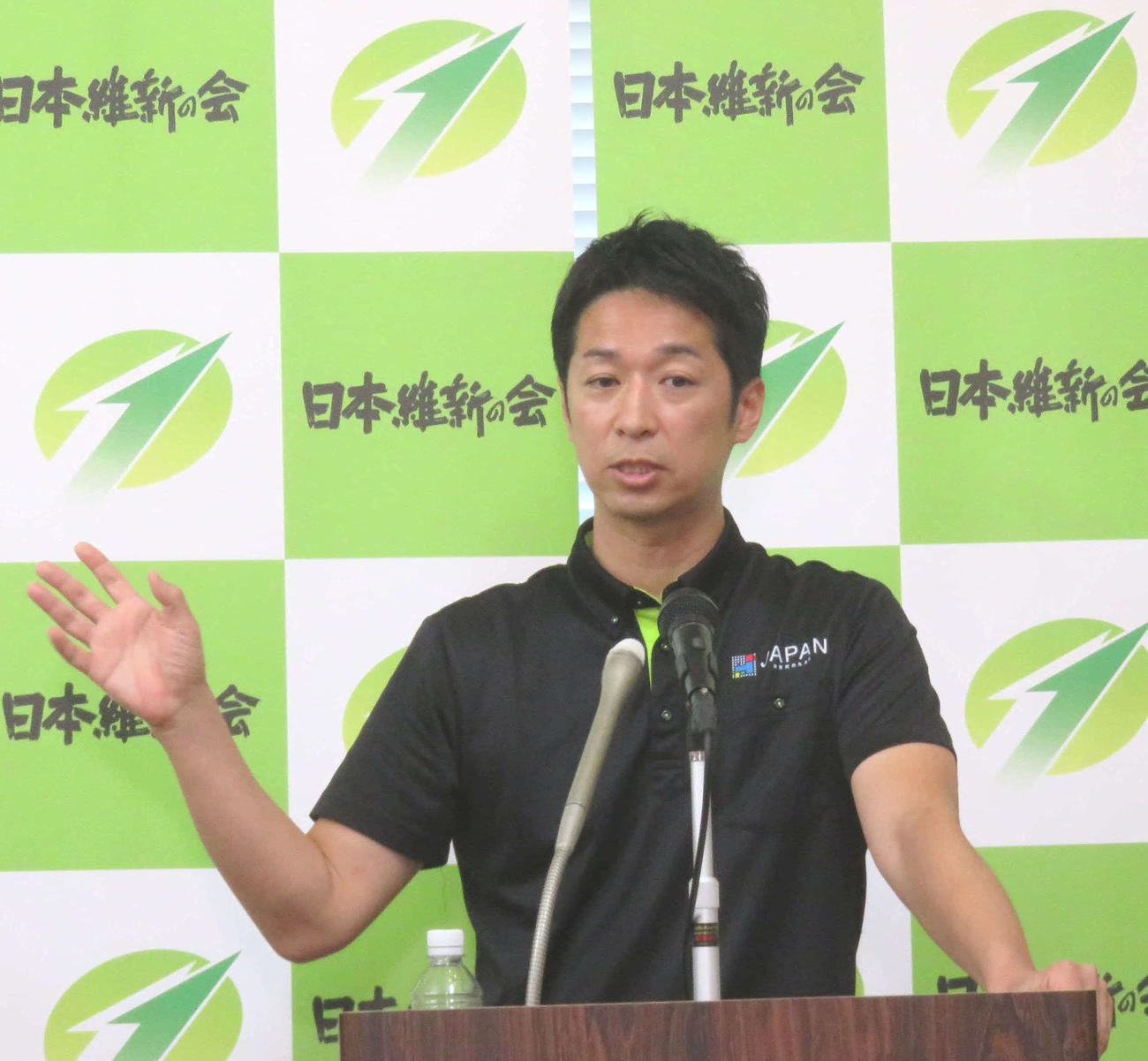 日本維新の会の藤田文武幹事長は会見で自民党の松川るい参院議員のフランス研修でのSNS投稿を批判した（撮影・大上悟）