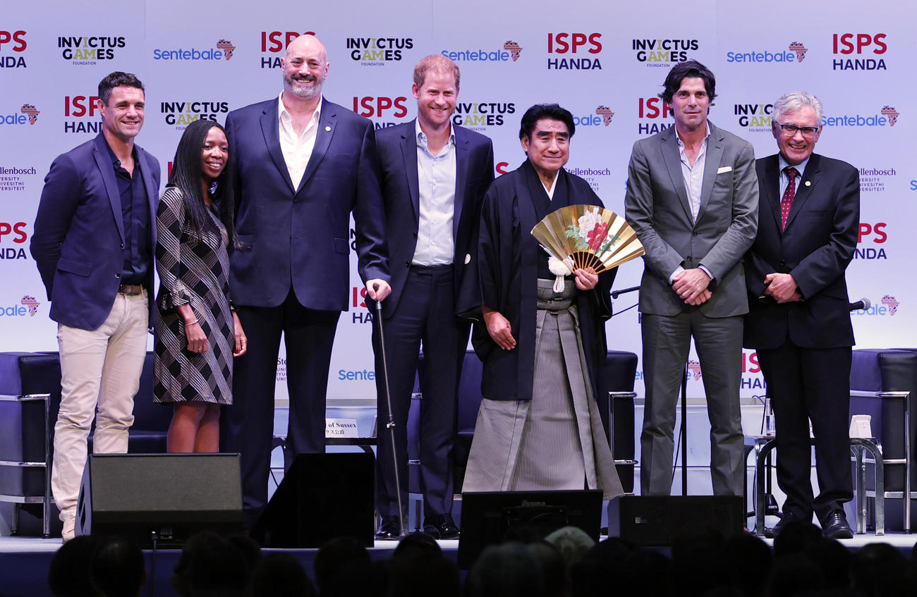 「ISPS・スポーツの力　ISPS特別サミット」に出席した左から元オールブラックスのダン・カーター氏、サンタバリー会長のソフィー・シャンダウカ氏、インビクタス・ゲームズ金メダリストのスティーブ・ジェイムス氏、ヘンリー王子、ISPS半田晴久会長、ポロ選手のナチョ・フィゲラス、ステレンボッシュ大のヴィム・ド・ヴィリエ学長（撮影・野上伸悟）