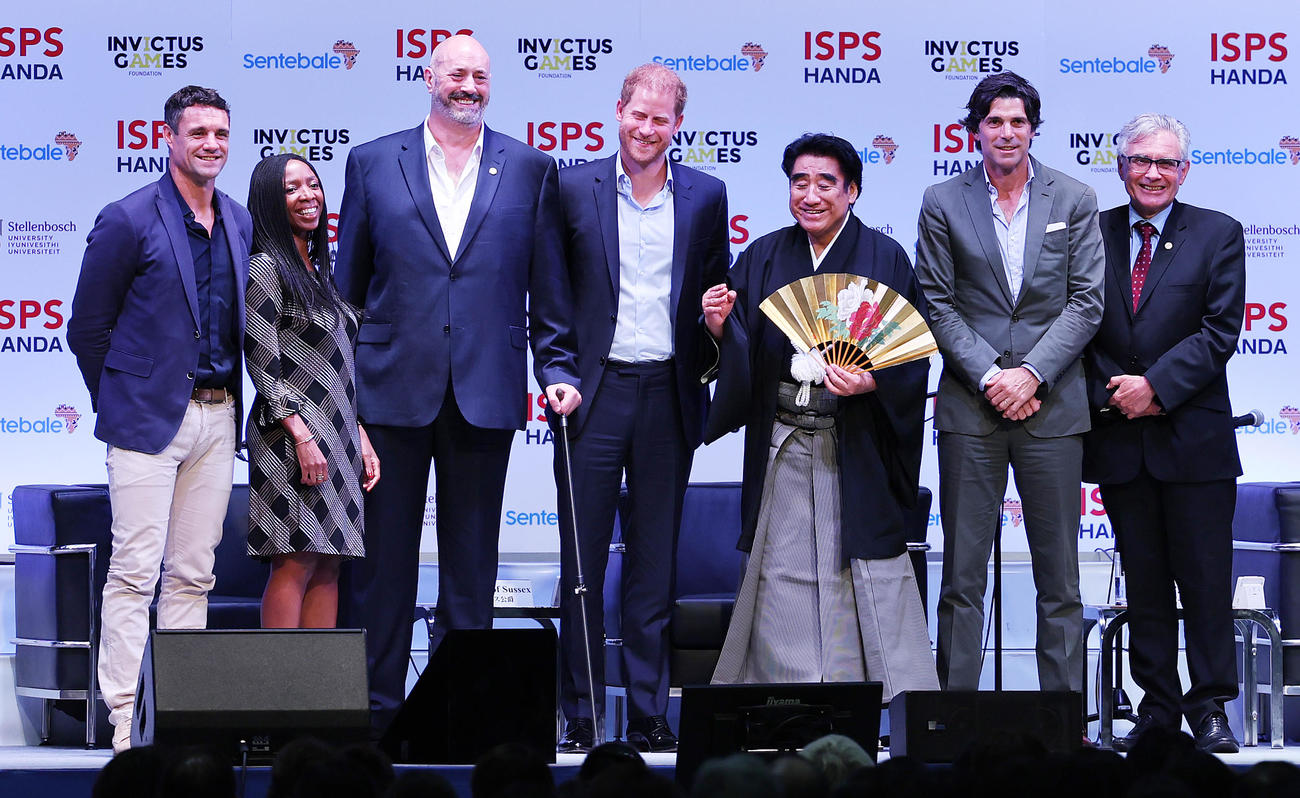 「ISPS・スポーツの力　ISPS特別サミット」に出席した左から元オールブラックスのダン・カーター氏、サンタバリー会長のソフィー・シャンダウカ氏、インビクタス・ゲームズ金メダリストのスティーブ・ジェイムス氏、ヘンリー王子、ISPS半田晴久会長、ポロ選手のナチョ・フィゲラス、ステレンボッシュ大のヴィム・ド・ヴィリエ学長（撮影・野上伸悟）