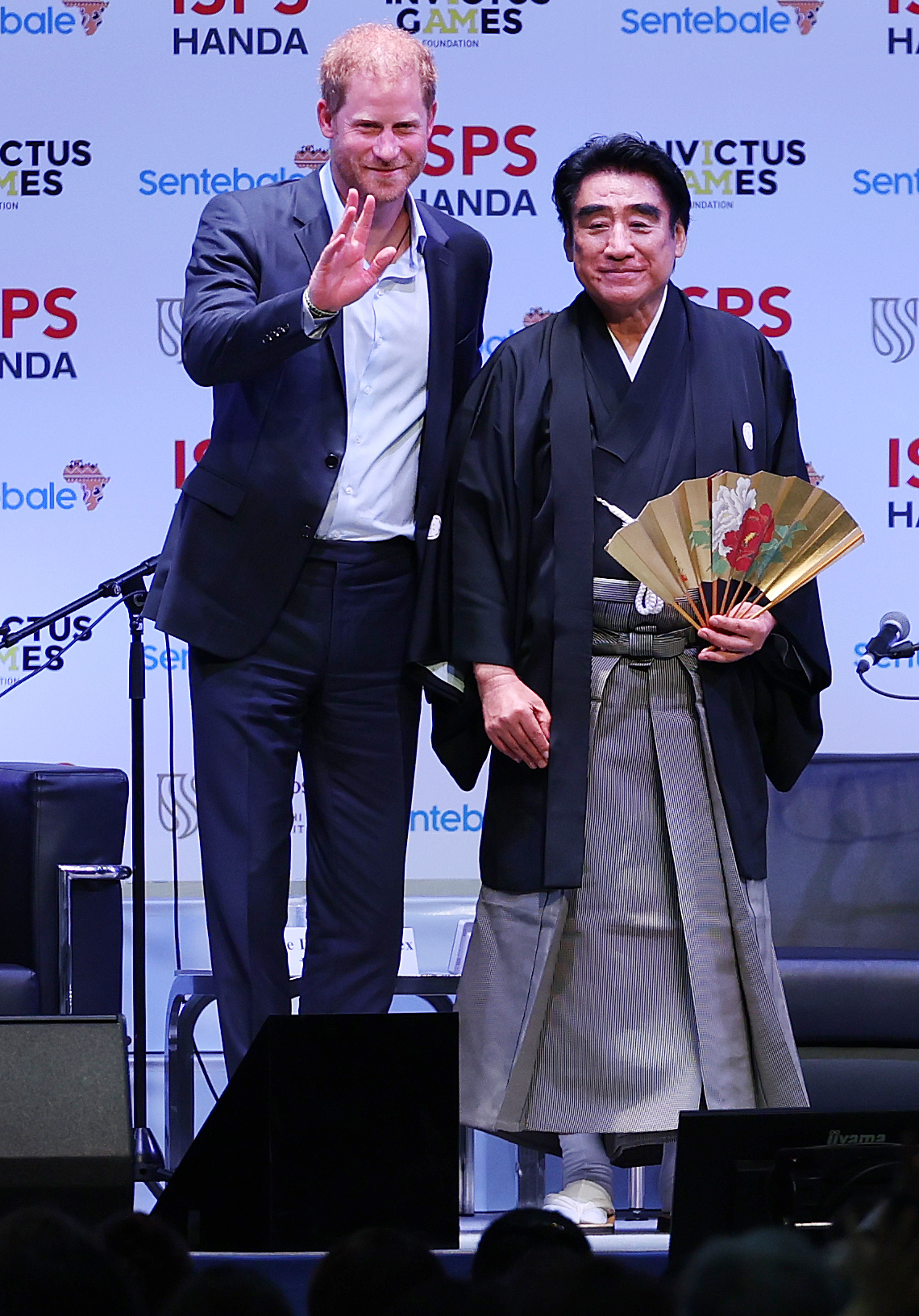 「ISPS・スポーツの力　ISPS特別サミット」に出席したヘンリー王子。右はISPS半田会長（撮影・野上伸悟）