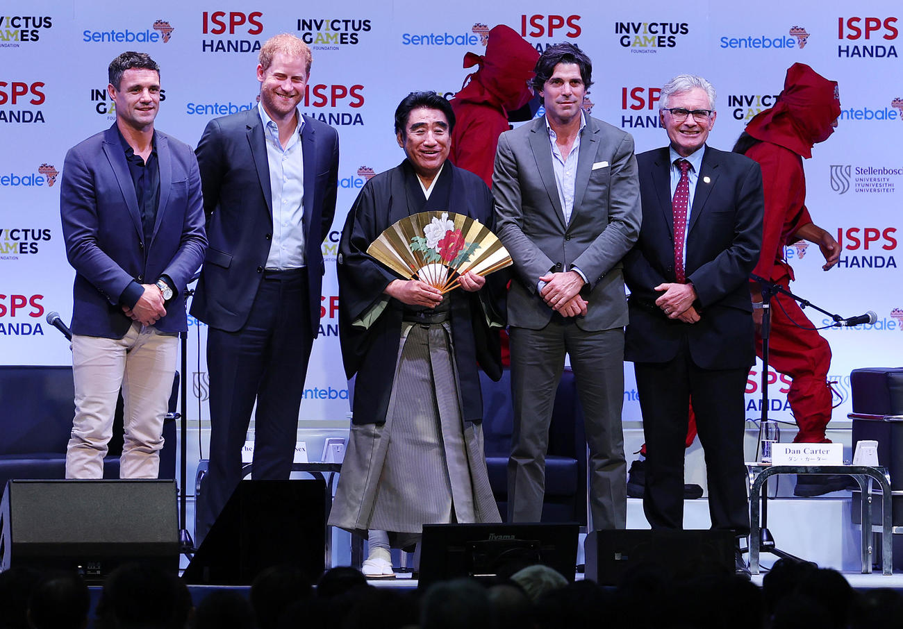 「ISPS・スポーツの力　ISPS特別サミット」に出席した左から元オールブラックスのダン・カーター氏、ヘンリー王子、ISPS半田会長、ポロ選手のナチョ・フィゲラス、ステレンボッシュ大のヴィム・ド・ヴィリエ学長（撮影・野上伸悟）