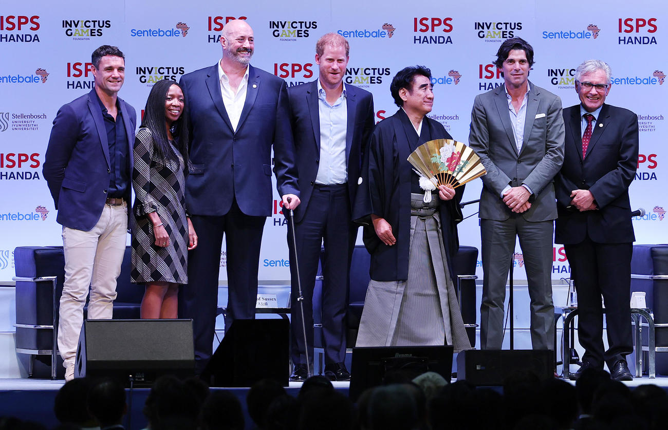 「ISPS・スポーツの力　ISPS特別サミット」に出席した左から元オールブラックスのダン・カーター氏、サンタバリー会長のソフィー・シャンダウカ氏、インビクタス・ゲームズ金メダリストのスティーブ・ジェイムス氏、ヘンリー王子、ISPS半田晴久会長、ポロ選手のナチョ・フィゲラス、ステレンボッシュ大のヴィム・ド・ヴィリエ学長（撮影・野上伸悟）