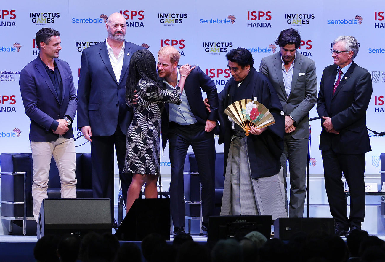 「ISPS・スポーツの力　ISPS特別サミット」に出席した左から元オールブラックスのダン・カーター氏、インビクタス・ゲームズ金メダリストのスティーブ・ジェイムス氏、サンタバリー会長のソフィー・シャンダウカ氏、ヘンリー王子、ISPS半田晴久会長、ポロ選手のナチョ・フィゲラス、ステレンボッシュ大のヴィム・ド・ヴィリエ学長（撮影・野上伸悟）