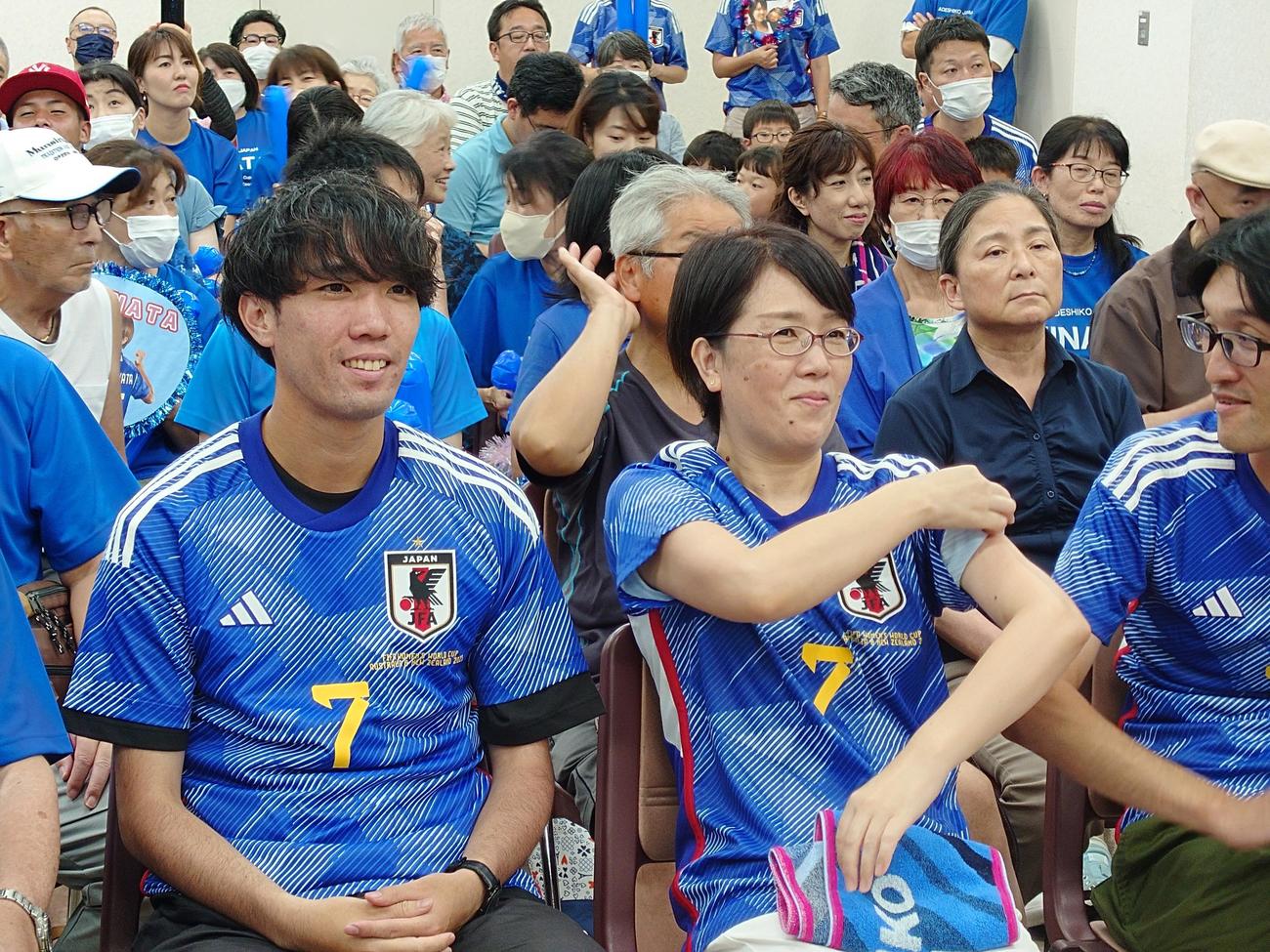 PV会場で試合をみつめる宮沢の兄佳汰さん（左）と腕まくりをする母貴代さん（撮影・寺沢卓）