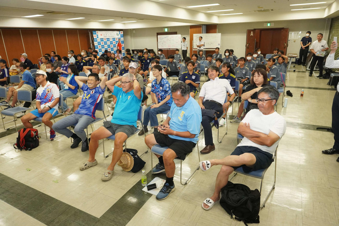 なでしこジャパンが惜敗し、悔しそうな表情を見せる戸田市長（前列右から4人目）や市民ら。前列右端は長谷川の父進さん（撮影・沢田直人）