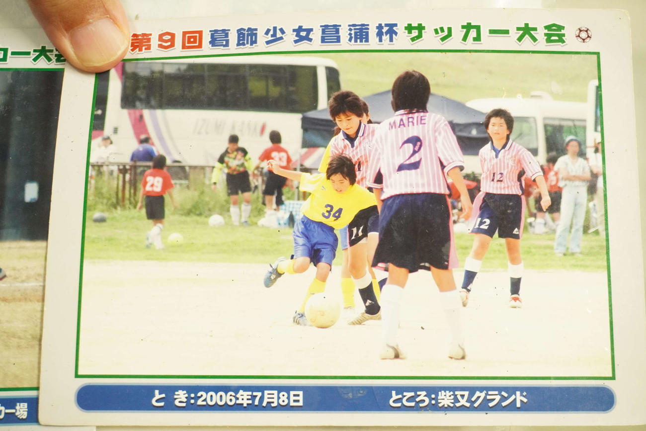06年、身体が大きい対戦相手に囲まれながらもボールキープする小学4年生の長谷川唯（中央）