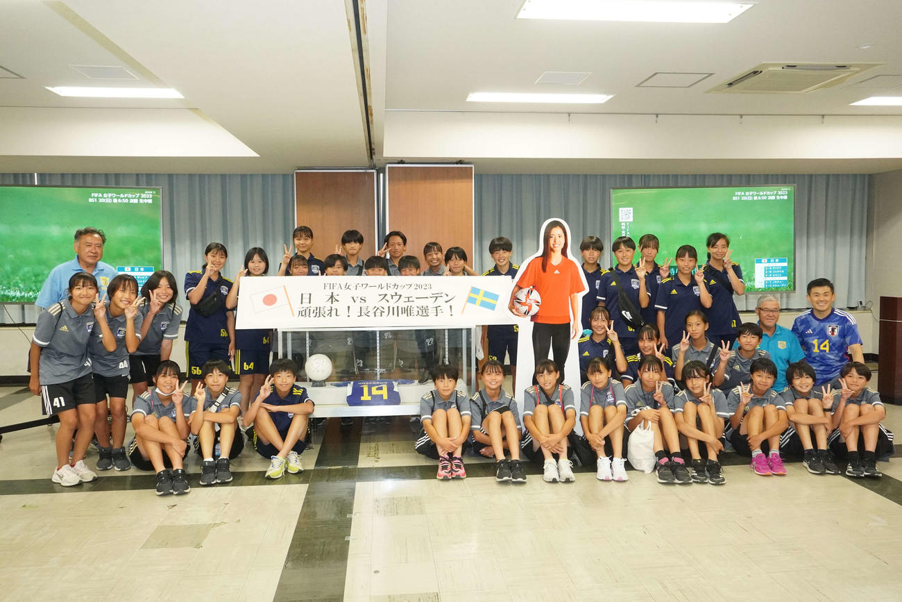 長谷川唯の地元埼玉県戸田市で行われたPVで、記念撮影する市内の女子クラブチームの選手ら。最後列左端は小学生時代の長谷川を指導した田中治夫さん（撮影・沢田直人）