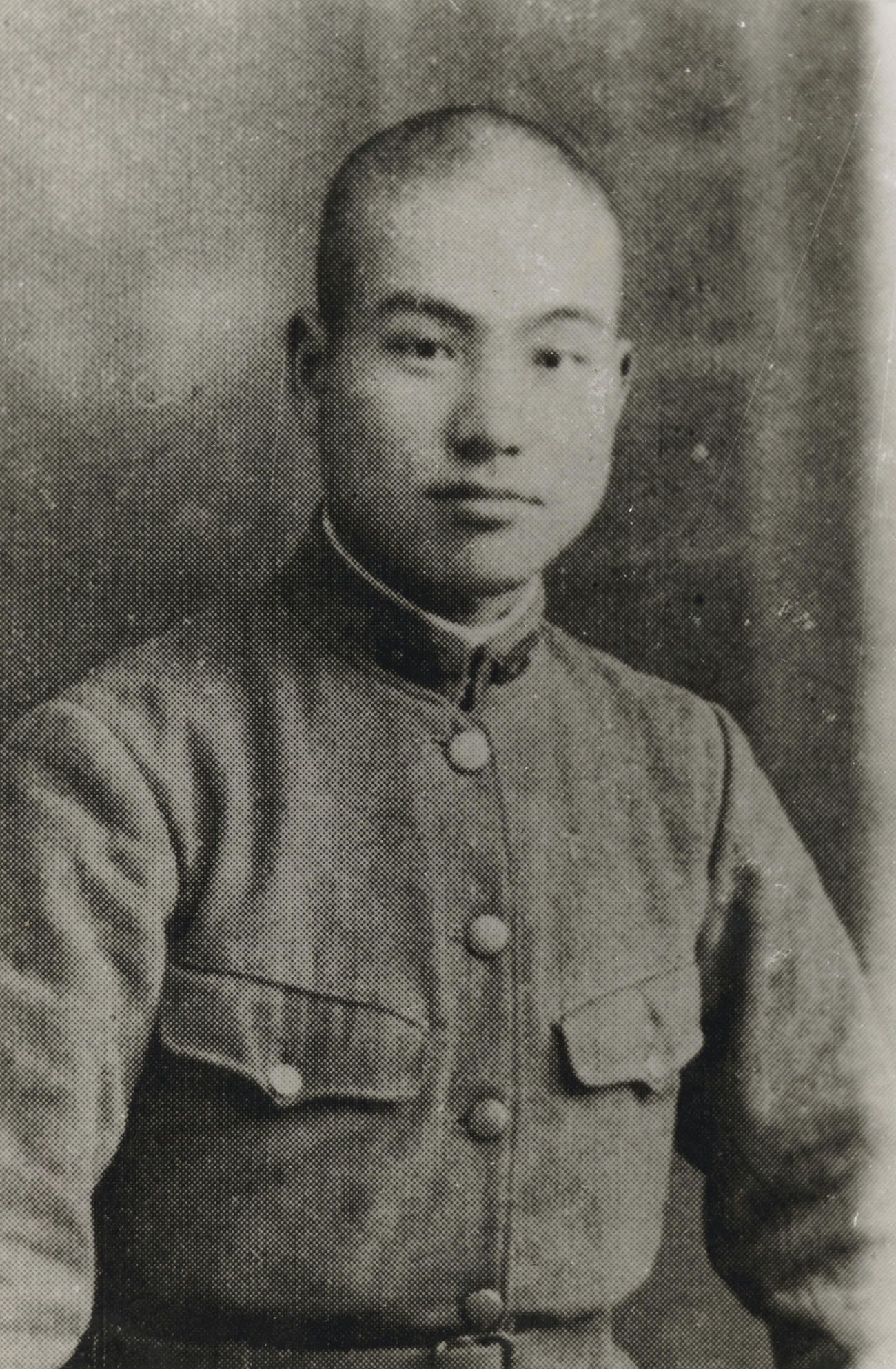 20歳で入隊した軍服姿の三波春夫さん（44年）