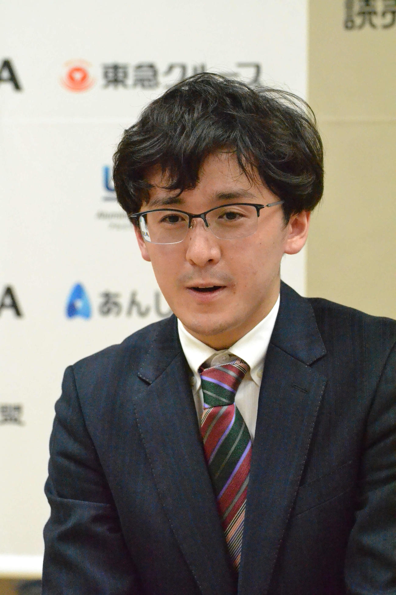 竜王初挑戦を決めて会見に応じる伊藤匠六段