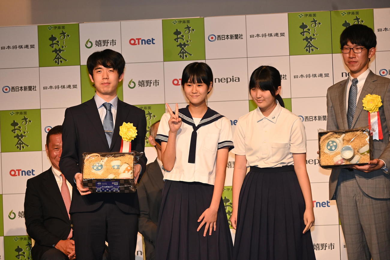 前夜祭で地元の中学生から記念品を贈られた藤井聡太王位（左）、佐々木大地七段（撮影・松浦隆司）