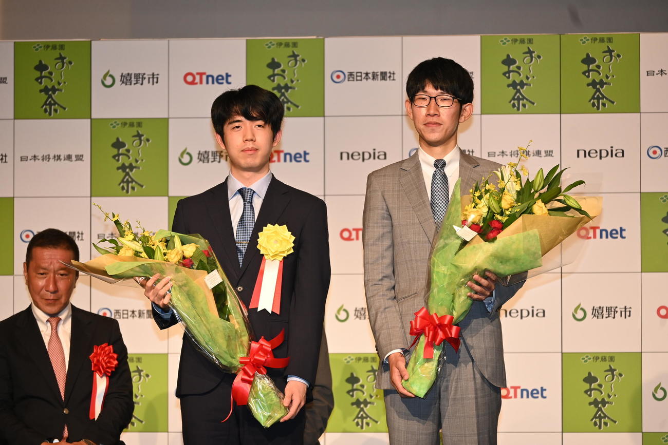 前夜祭で地元の小学生から花束を贈られた藤井聡太王位（左）、佐々木大地七段（撮影・松浦隆司）