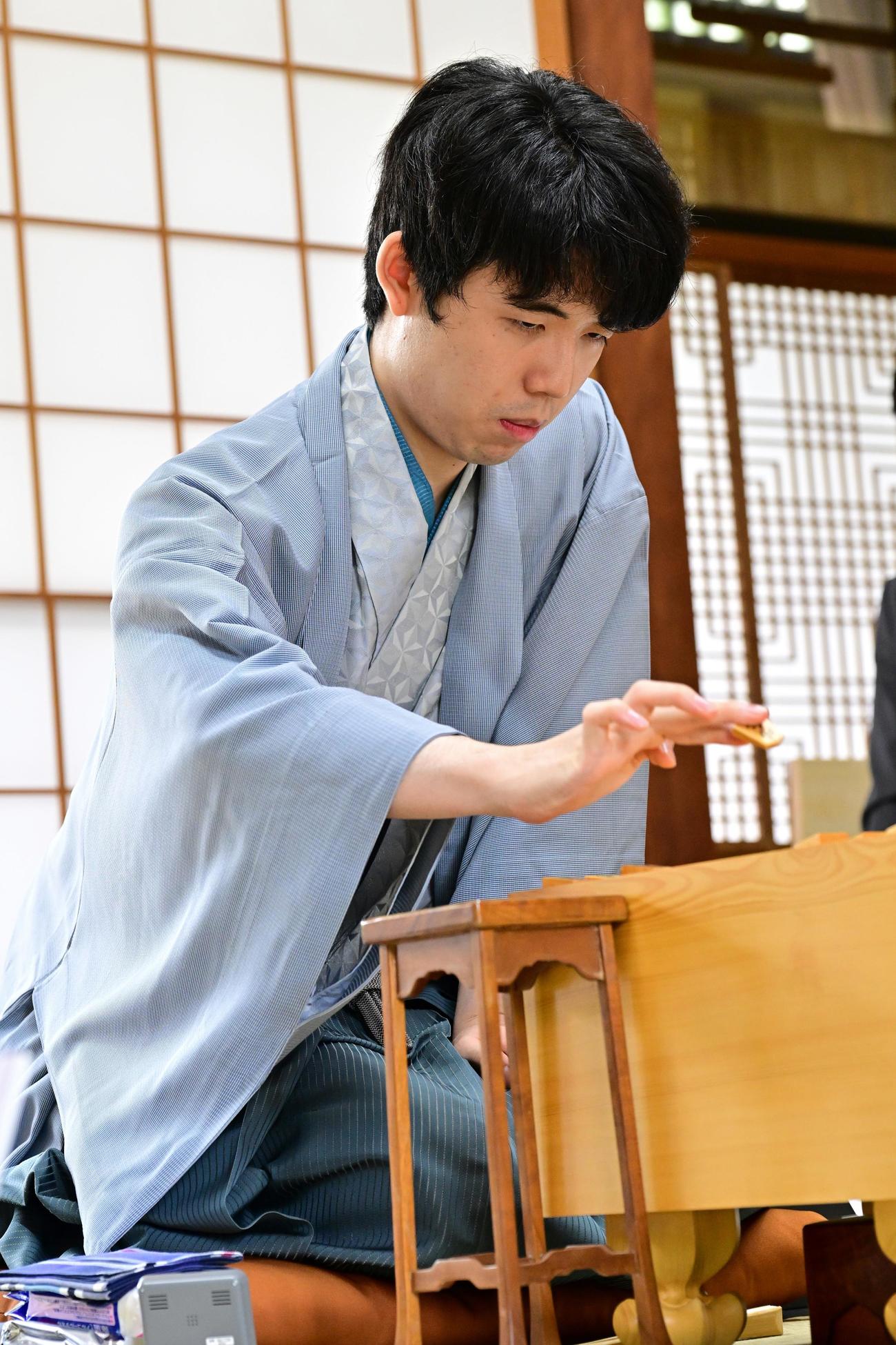 王位戦7番勝負第4局に臨む藤井聡太王位（日本将棋連盟提供）