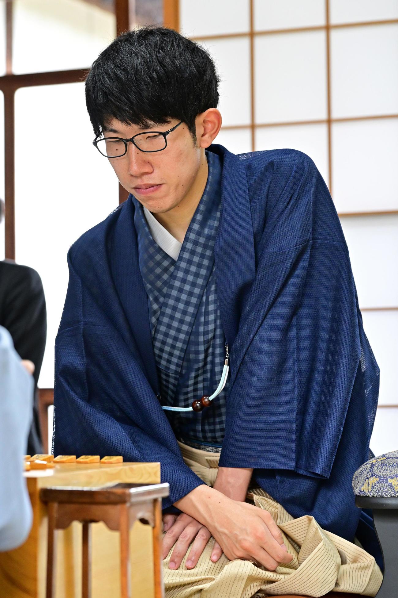 王位戦7番勝負第4局に臨む佐々木大地七段（日本将棋連盟提供）