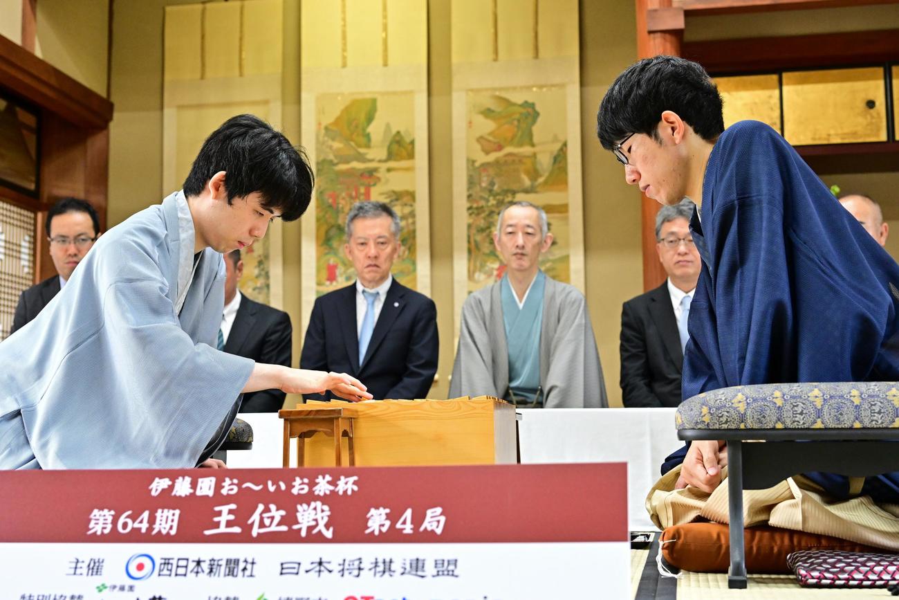 王位戦7番勝負第4局に臨む藤井聡太王位（左）佐々木大地七段（日本将棋連盟提供）