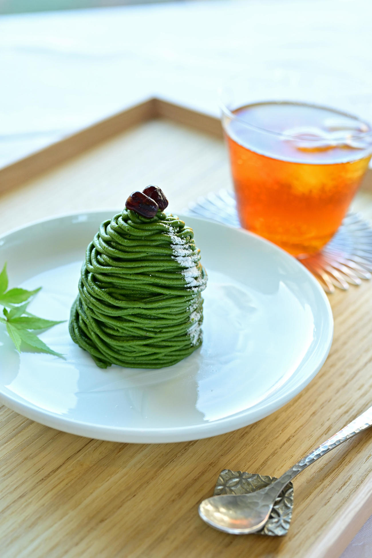 藤井聡太王位の午後のおやつ「お濃茶モンブラン」「うれしの紅茶（アイス）」（日本将棋連盟提供）