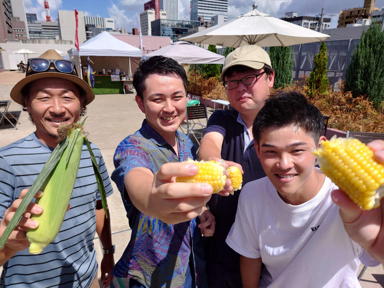 バーベキュー場で訪れた参加客と石川直宏さん（左）がポーズを決めた（撮影・寺沢卓）