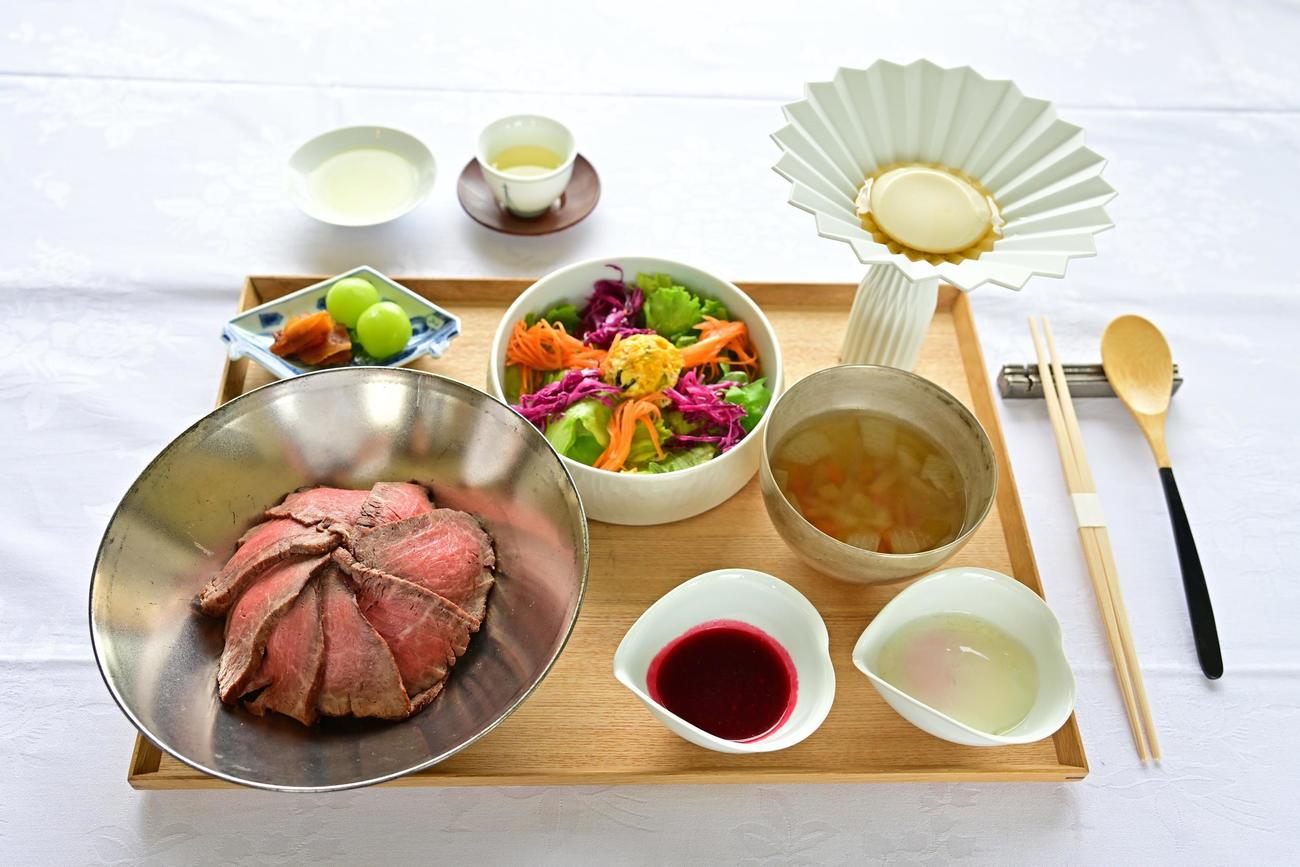 佐々木大地七段が昼食に注文した「佐賀牛ローストビーフ丼」（日本将棋連盟提供）