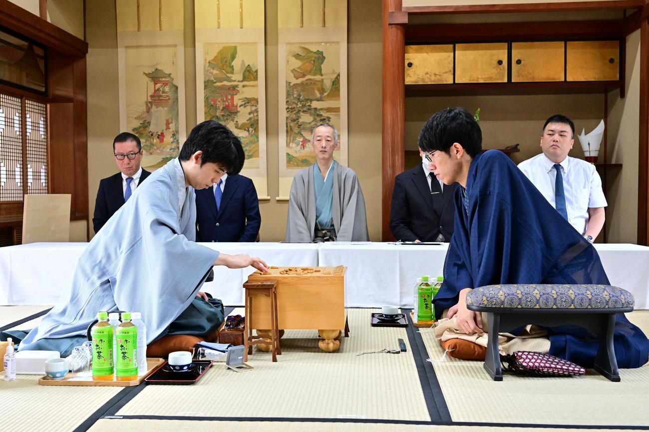 「伊藤園お～いお茶杯第64期王位戦7番勝負第4局」の2日目に臨んだ藤井聡太王位（左）、佐々木大地七段（日本将棋連盟提供）
