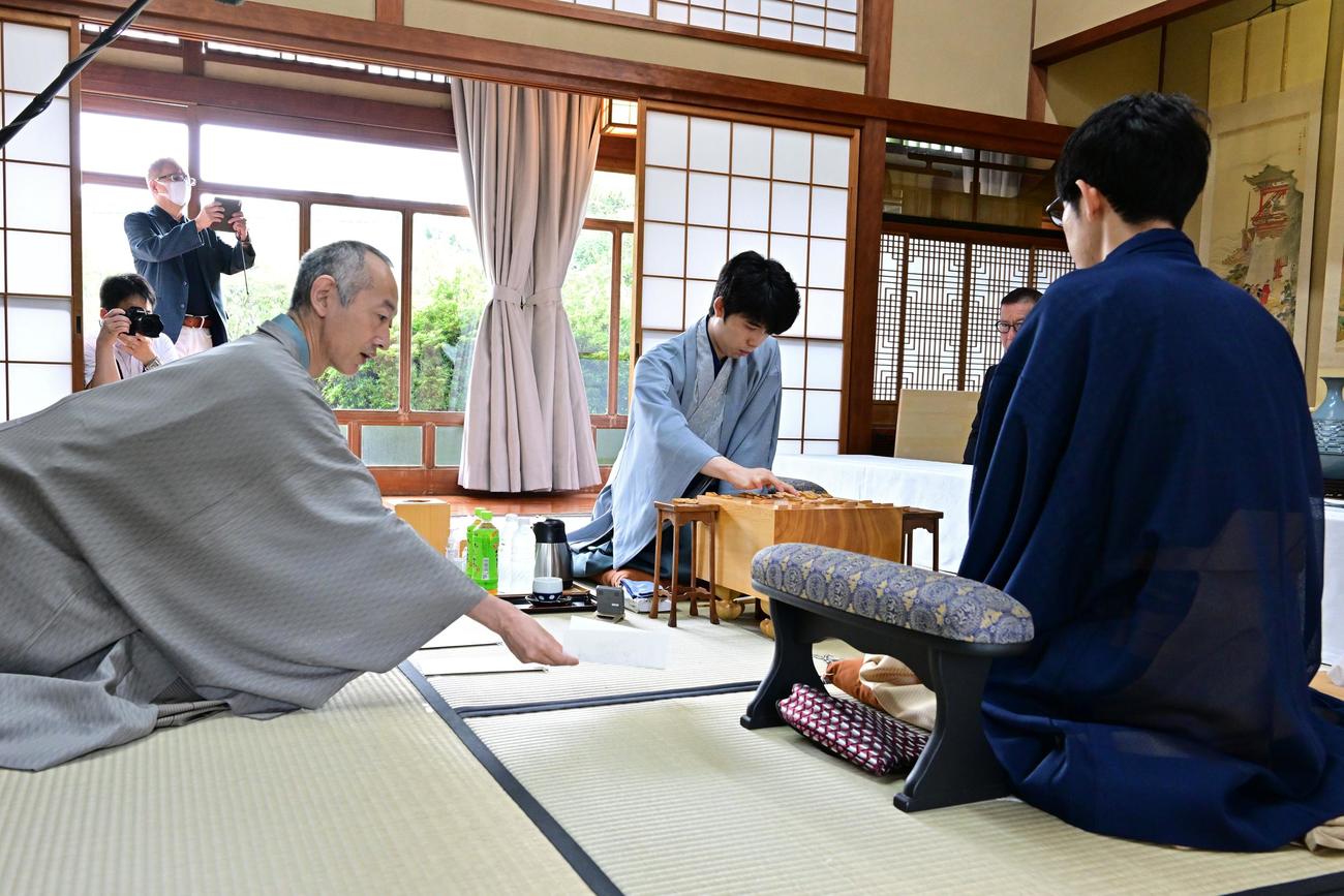 「伊藤園お～いお茶杯第64期王位戦7番勝負第4局」の2日目に臨んだ藤井聡太王位（左）、佐々木大地七段（日本将棋連盟提供）
