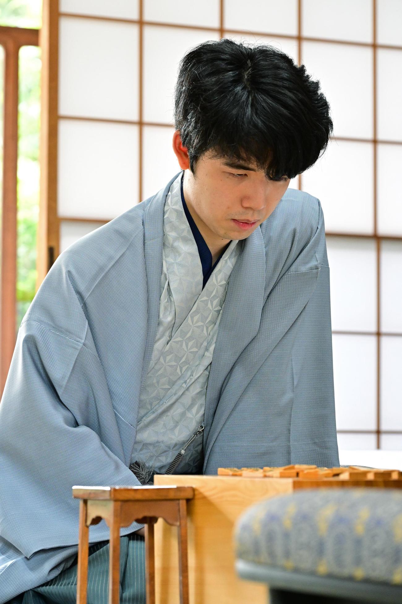 「伊藤園お～いお茶杯第64期王位戦7番勝負第4局」の2日目に臨んだ藤井聡太王位（日本将棋連盟提供）