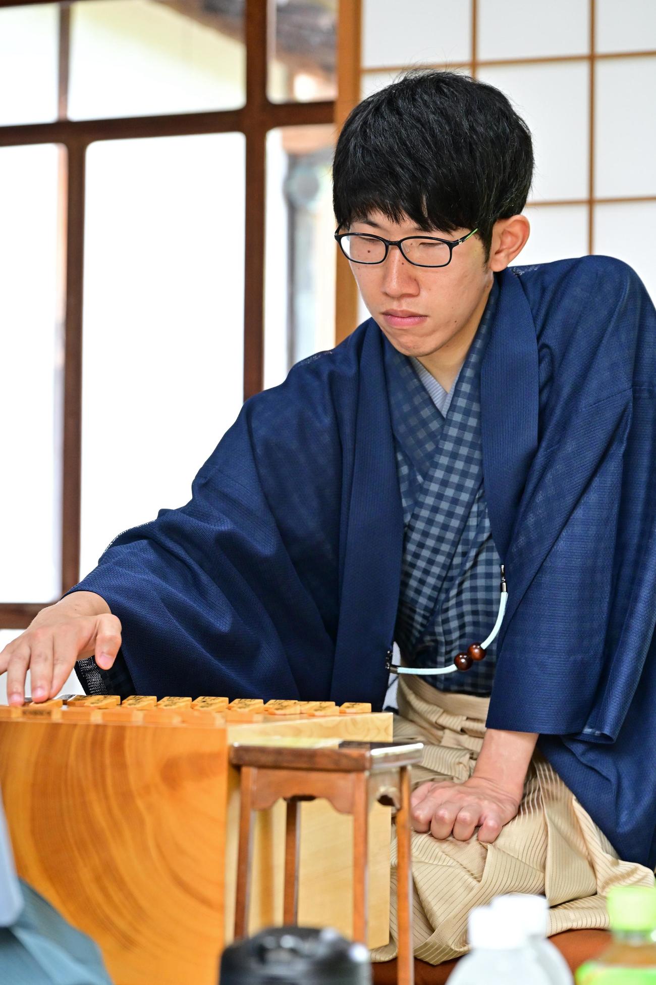 「伊藤園お～いお茶杯第64期王位戦7番勝負第4局」の2日目に臨んだ佐々木大地七段（日本将棋連盟提供）