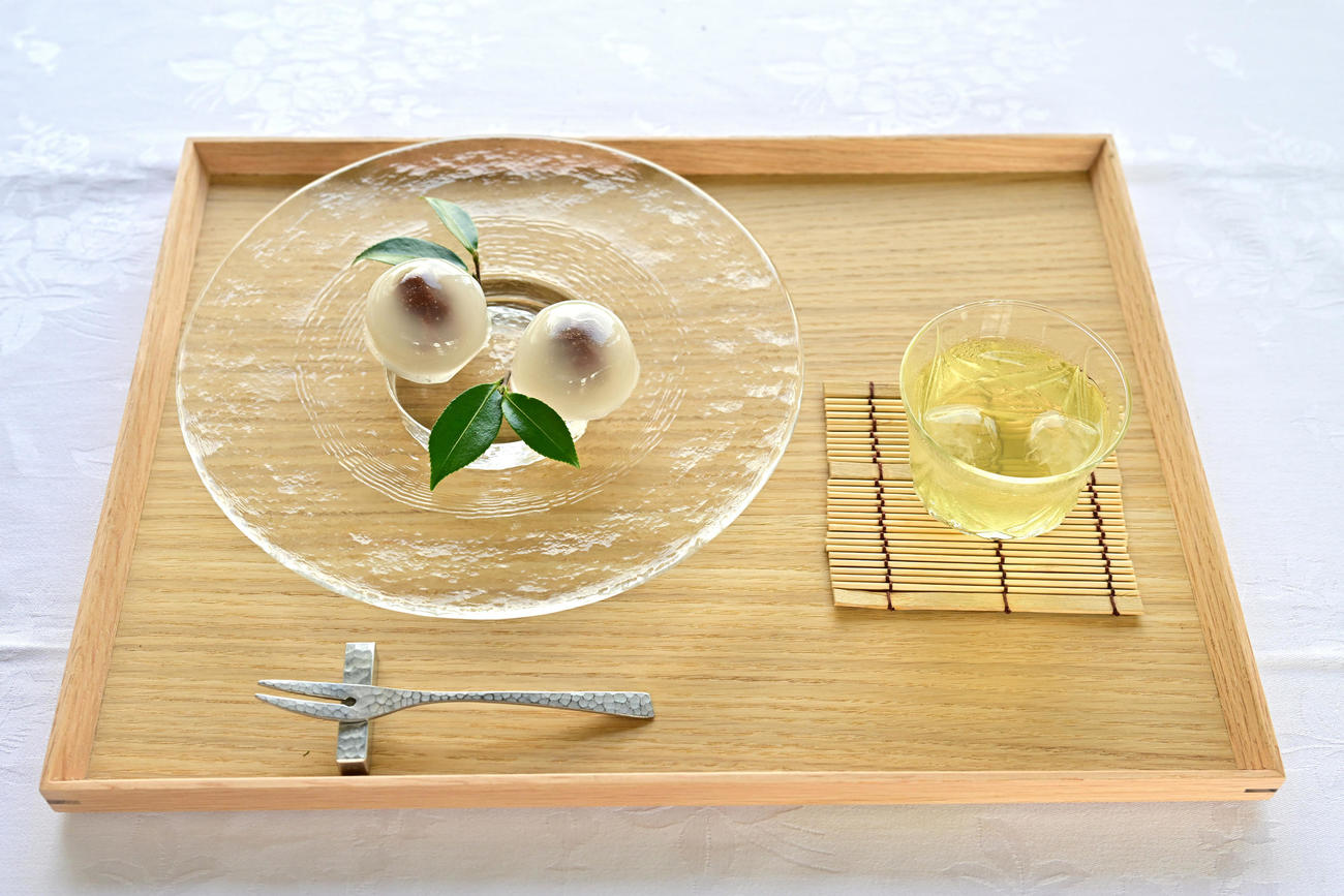 藤井聡太王位が午前のおやつに注文した「うれしの夏まんじゅう」「釜炒り茶」（日本将棋連盟提供）