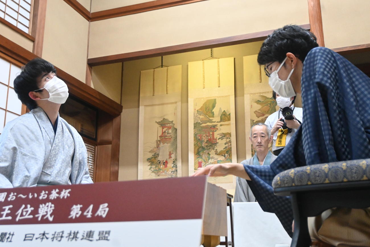 終局後、感想戦を行う藤井聡太王位（左）と佐々木大地七段（撮影・松浦隆司）