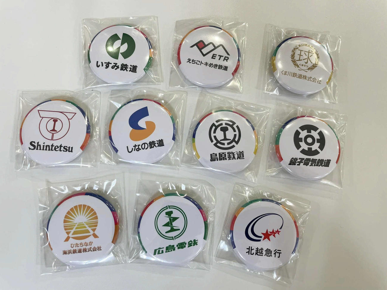 カプセルトイで販売している全国のローカル鉄道のロゴマークをあしらった「鉄道缶バッジ」