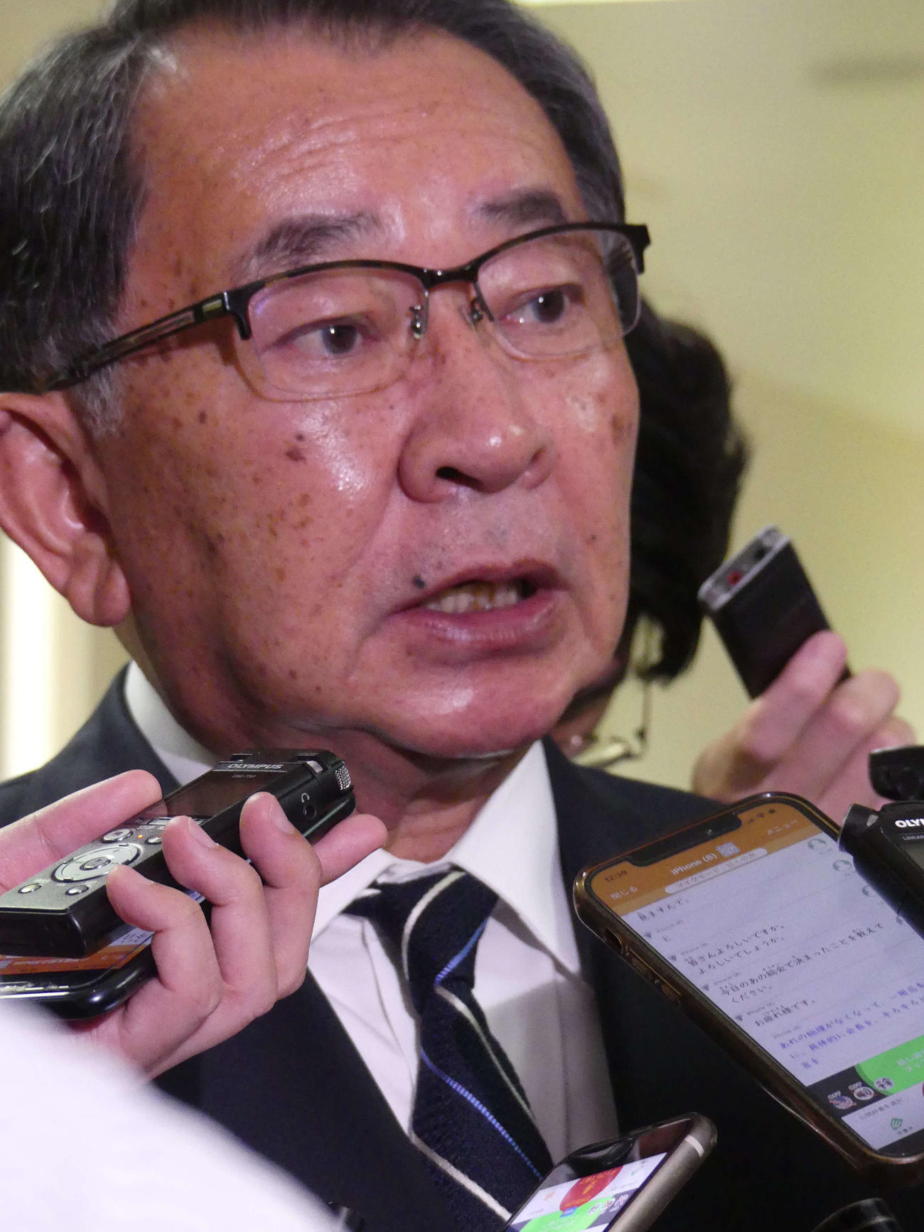安倍派会合後、報道陣に自身の「座長」就任など当面の新体制について語る塩谷立会長代理（撮影・中山知子）