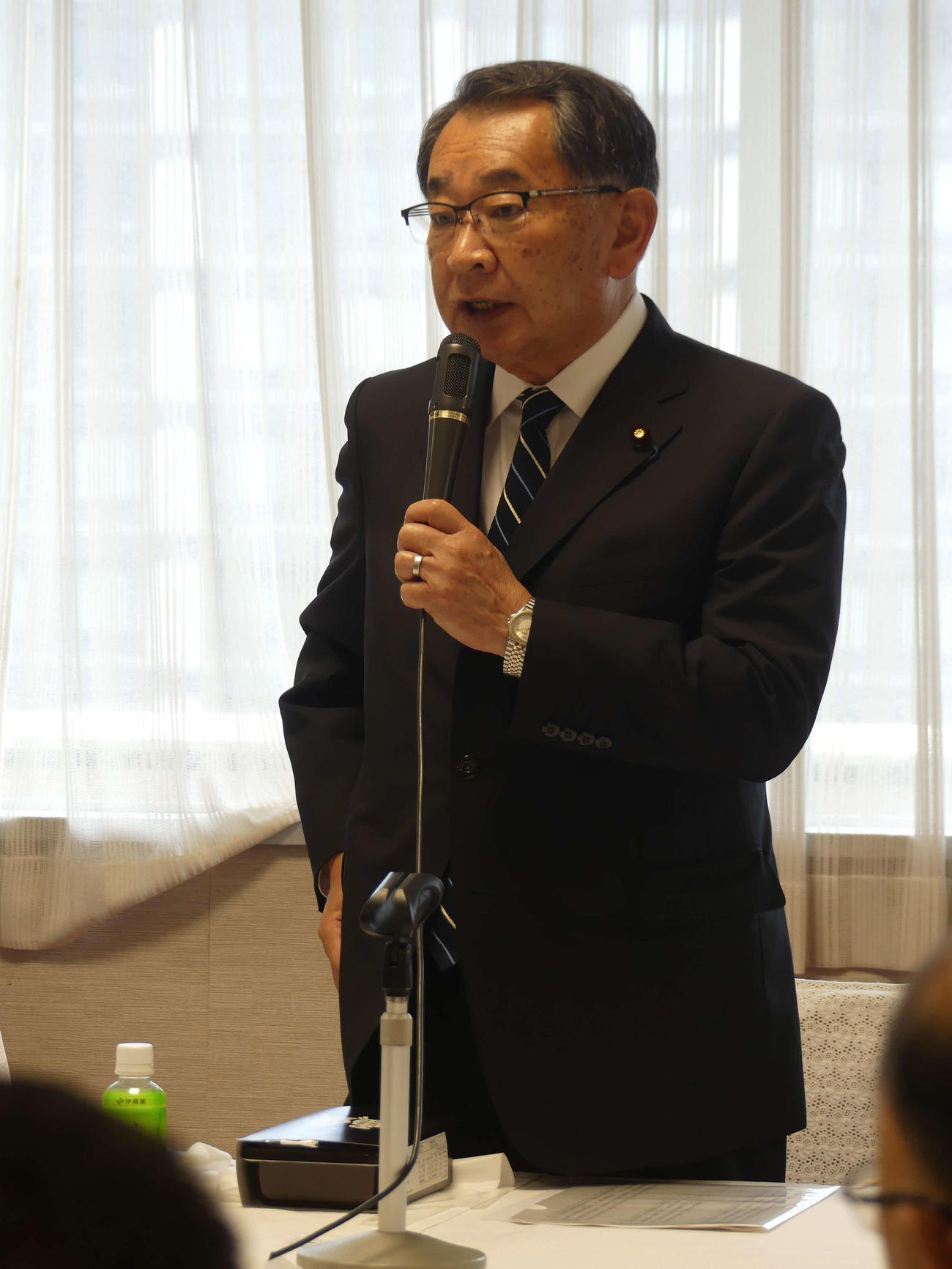 安倍派総会であいさつする塩谷立会長代理（撮影・中山知子）