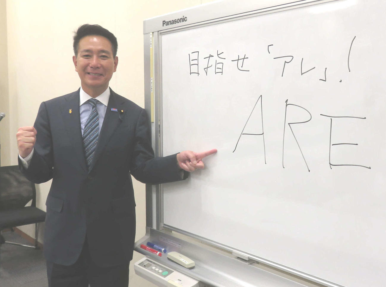 熱烈な阪神ファンの前原誠司代表代行は「アレ」で代表選勝利に意欲を示した（撮影・大上悟）