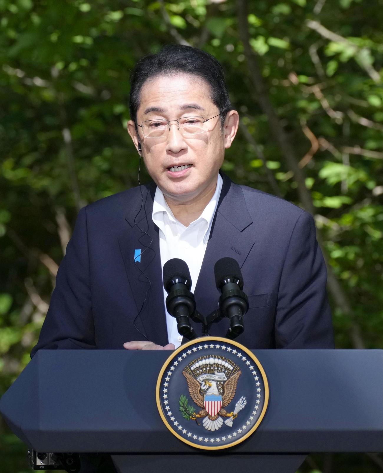 日米韓首脳会談を終え、共同記者会見する岸田首相（共同）